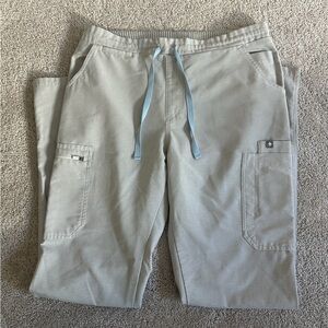 Figs Skinny Yola Scrub Pants - Cement, Size Medium Tall